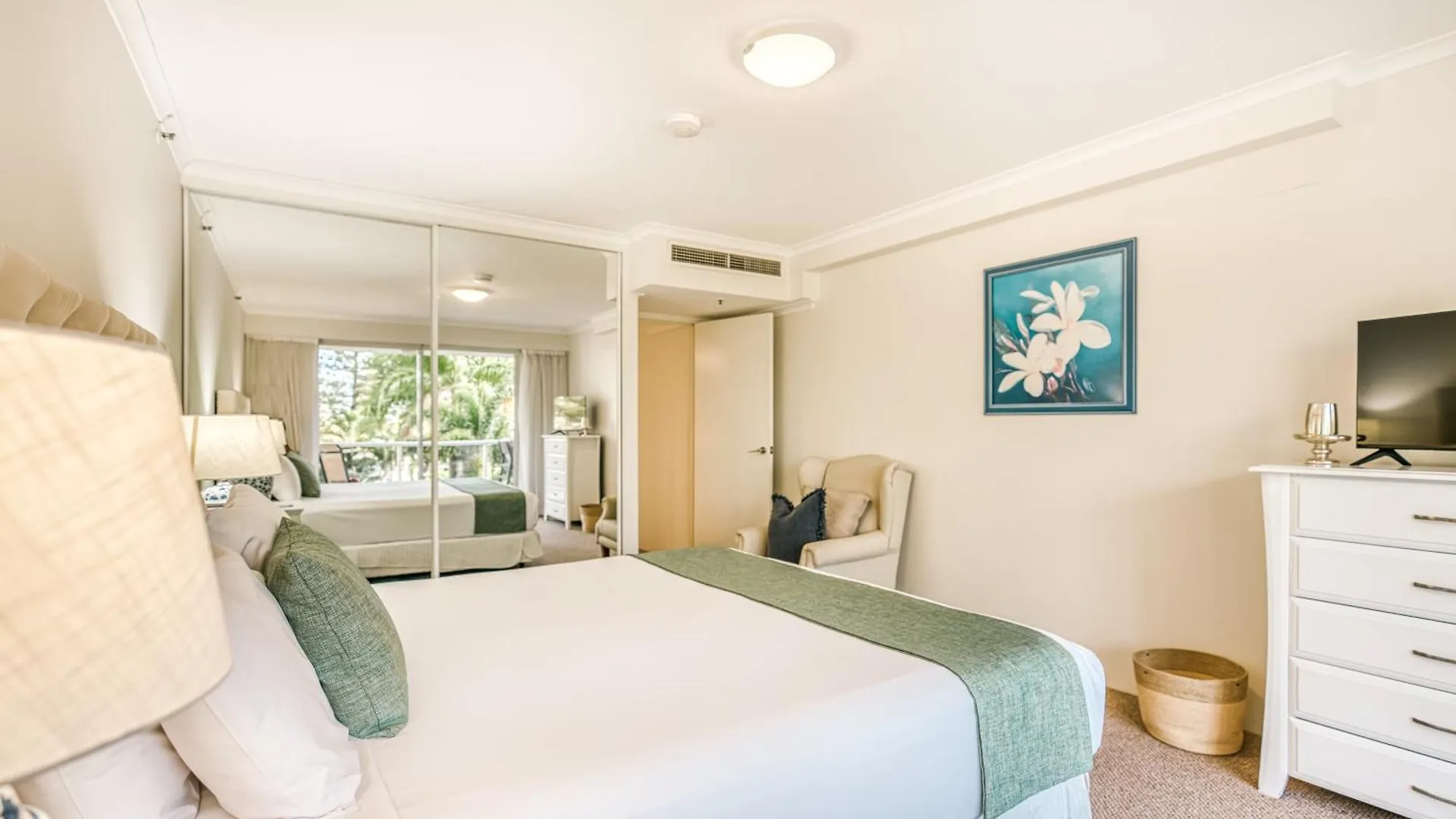 Oscar On Main Beach Resort